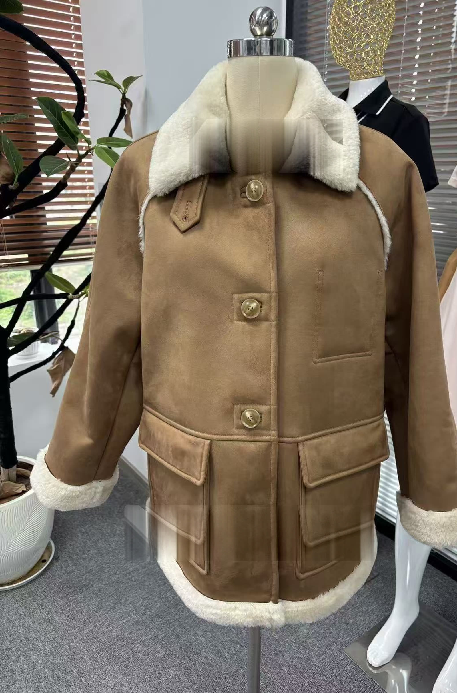 Camel shearling jacket — 2,500 pieces confirmed